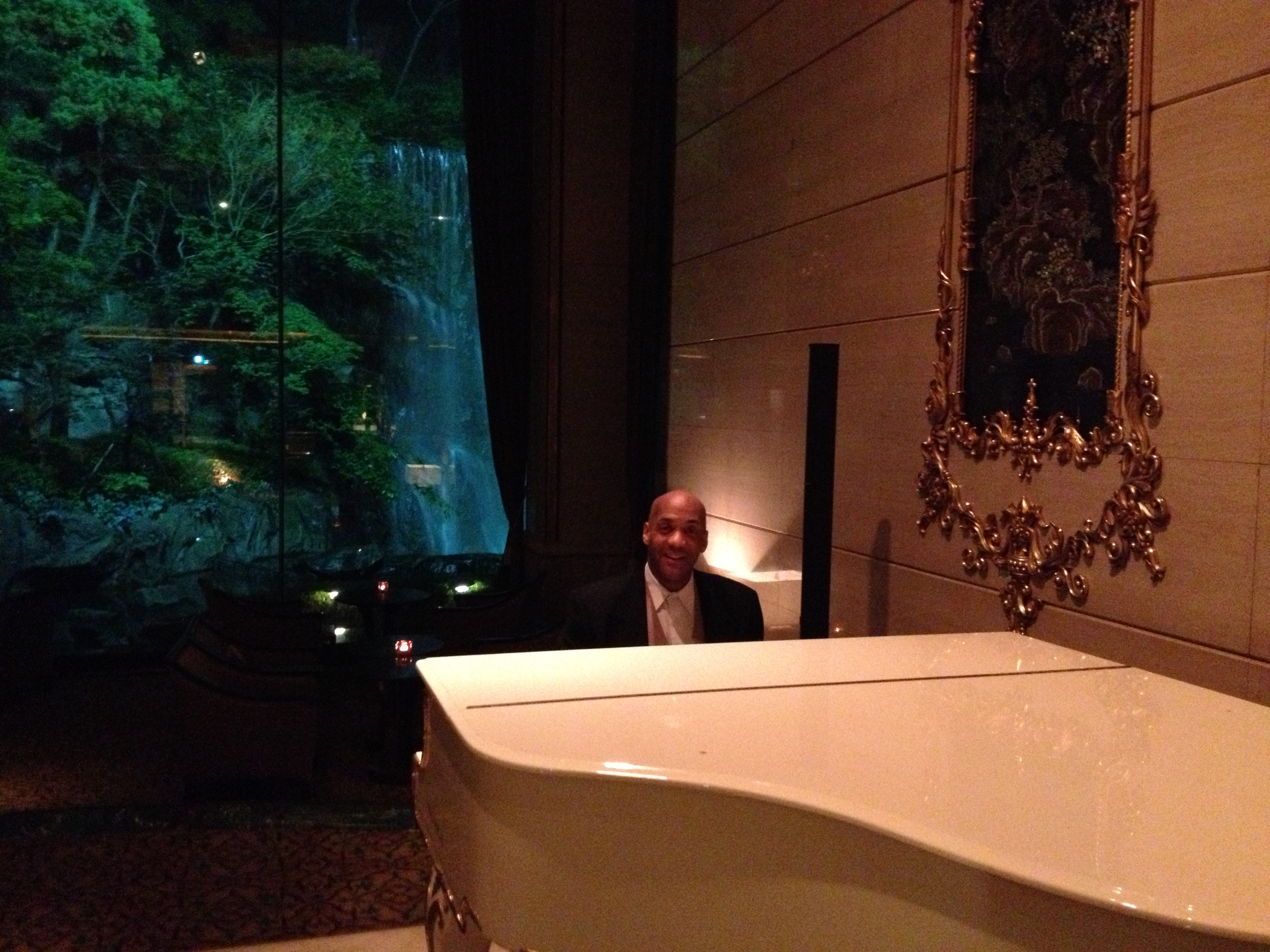 chaz-cocktail-piano-in-asia-2013